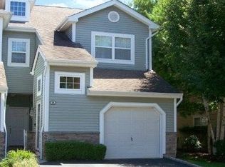 126 Carriage Ln, Plainview, NY