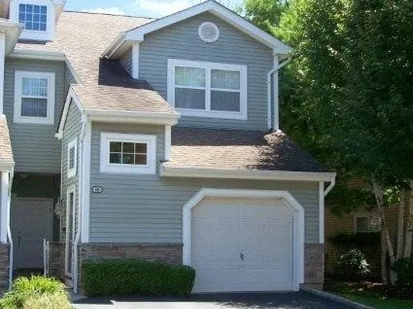 126 Carriage Ln, Plainview, NY 11803