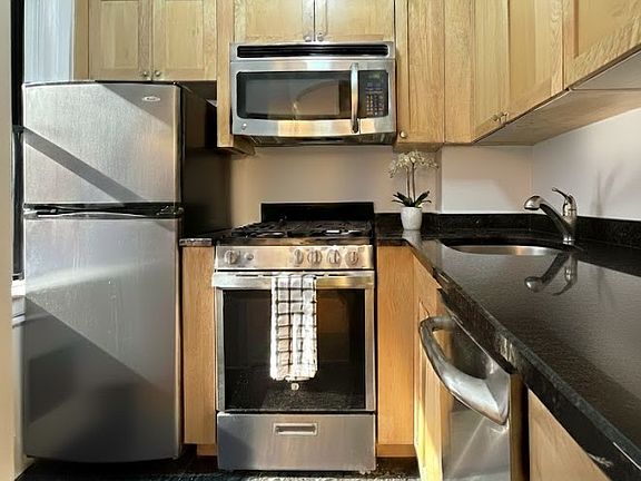 4th image of 95 Christopher St APT 1B