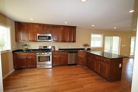 4th image of 1001 Creekview Ln