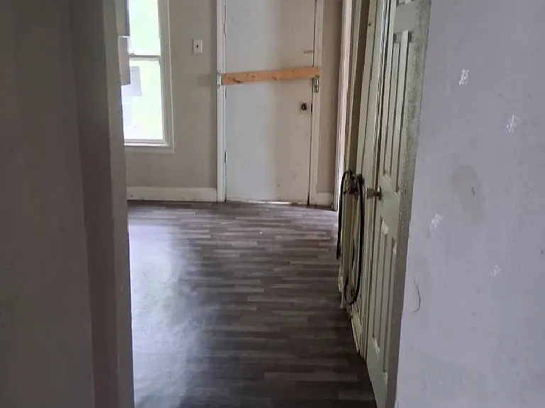 1610 S Lydia Ave — Photo 5