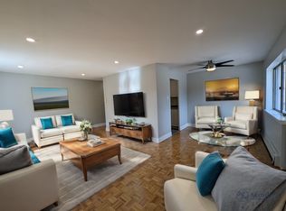 90 Temperance St #213, Aurora, ON L4G2P9