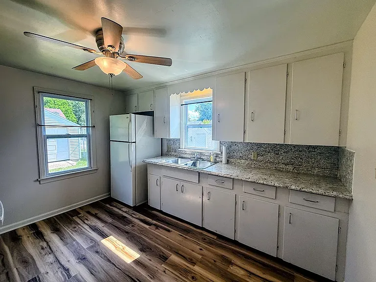 601 Melrose Pl NE — Photo 4
