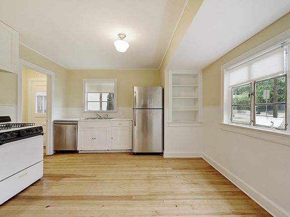 Vintage stove not pictured. See 3D tour - http://bit.ly/4530Duval