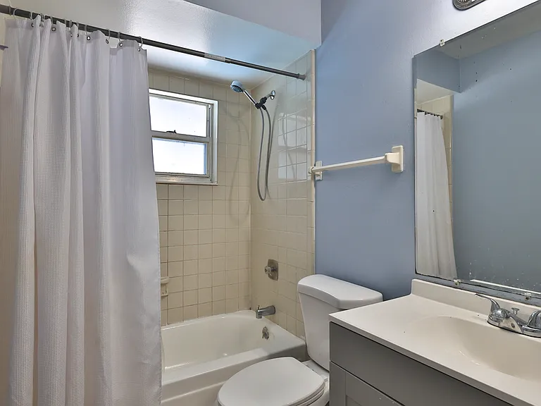 1404 Dexter Dr N — Photo 17