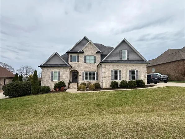 7802 Front 9 Dr, Stokesdale, NC 27357