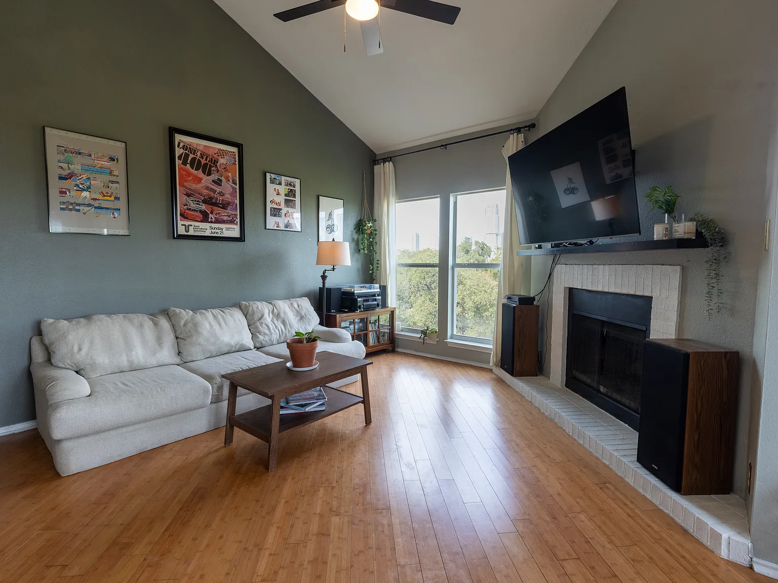 2 bed, 966 sqft, $3,300 — Photo 3