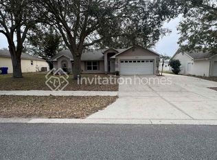 423 Woodview Dr, Tavares, FL 32778