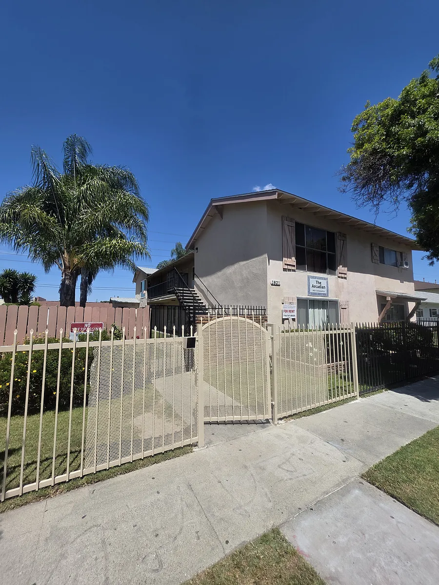 Building Photo - 1821 W Crestwood Ln #6