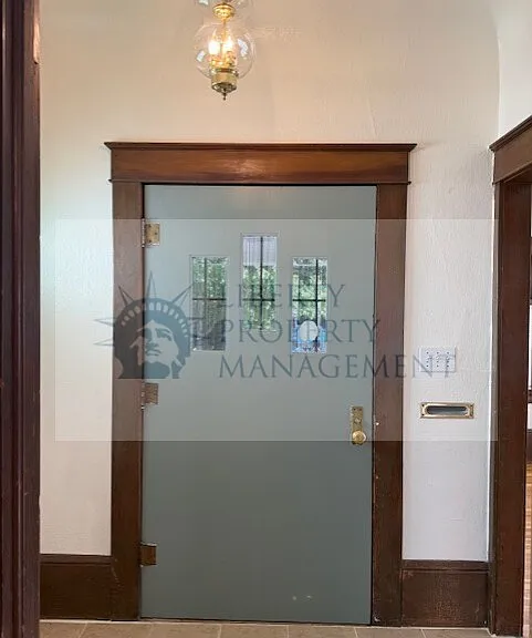 115 W Maple St — Photo 2
