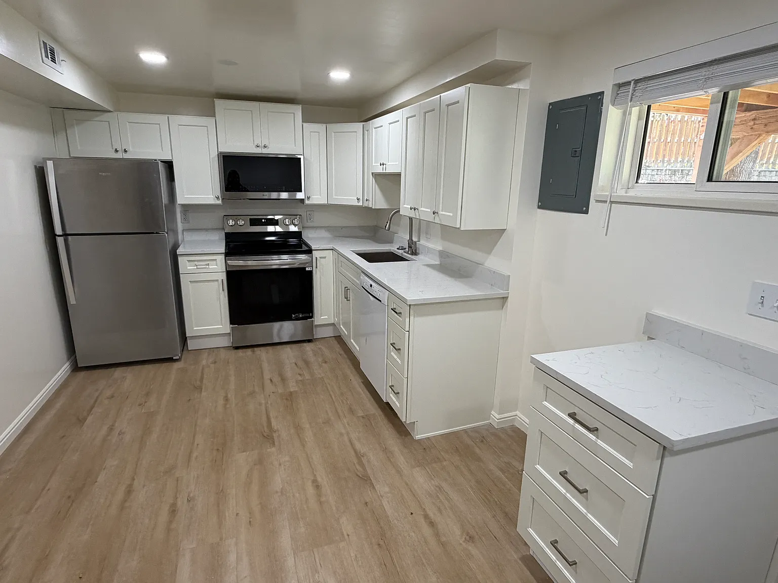 2 bed, 1300 sqft, $1,600 — Photo 3