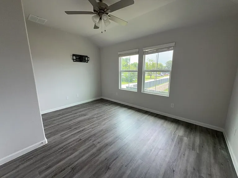 501 Hines Ave — Photo 15