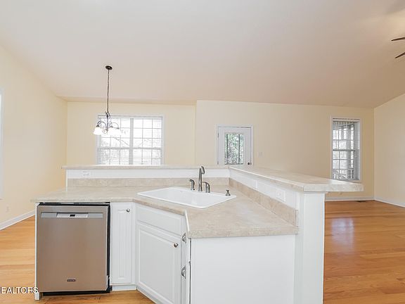 5th image of 880 Glenfield Dr