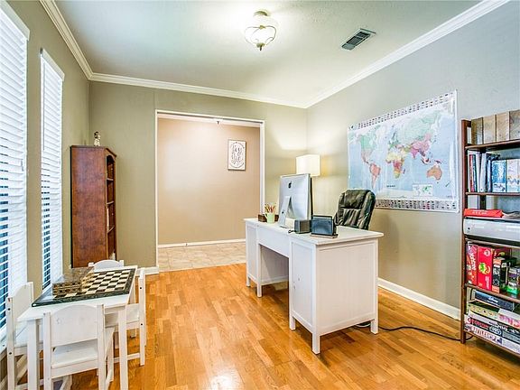 4th image of 2324 Northcrest Dr