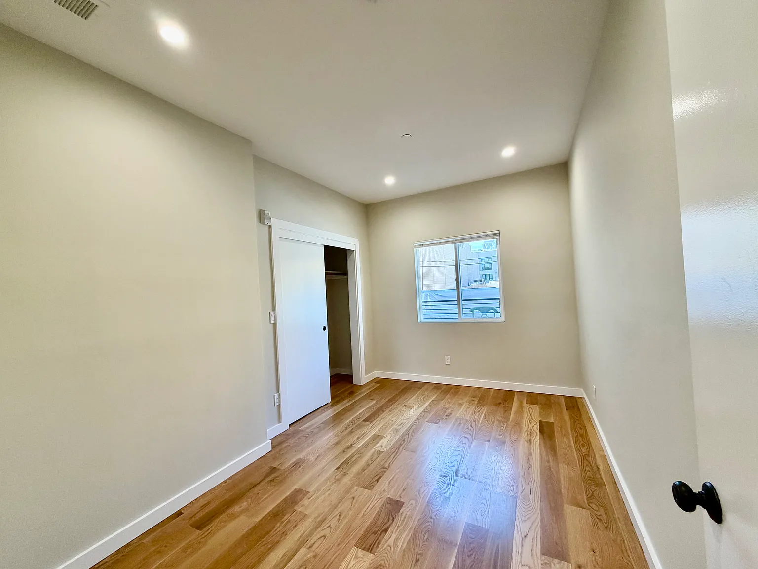 2 bed, 1069 sqft, $4,900 — Photo 3