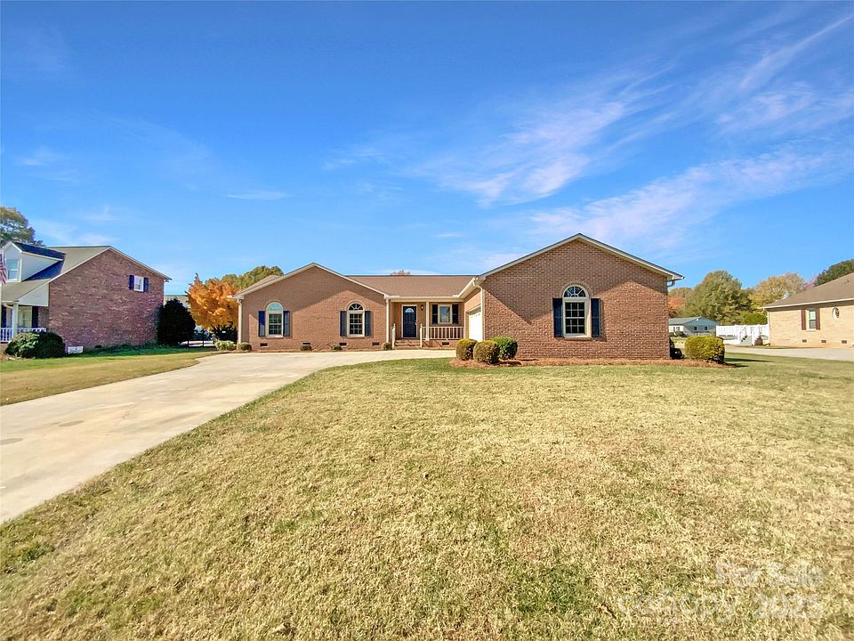 1st image of 364 Palmer Cir