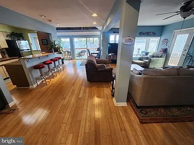 332 S Riverside Dr — Photo 5