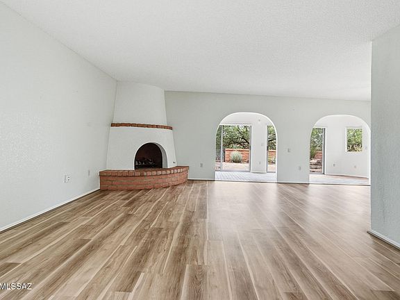 3rd image of 1072 W Camino Urbano