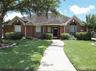 407 Pecan Grove Ln, Dickinson, TX 77539