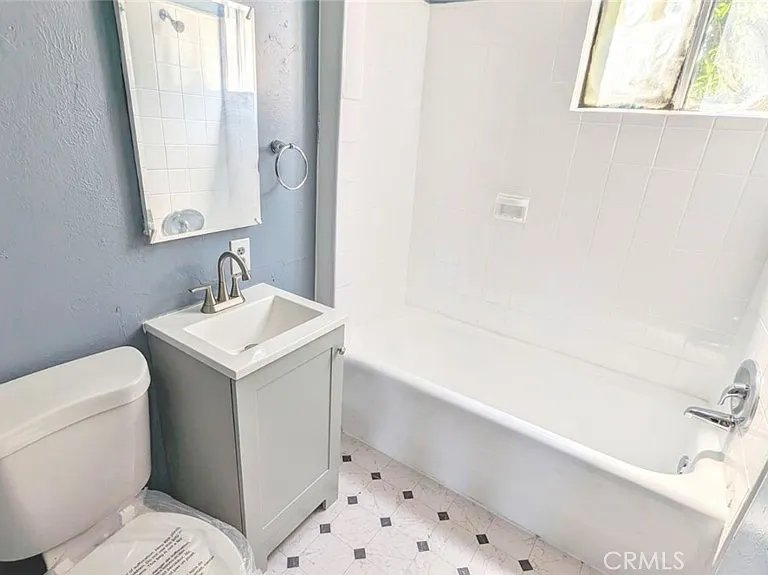 780 E 9th St — Photo 10