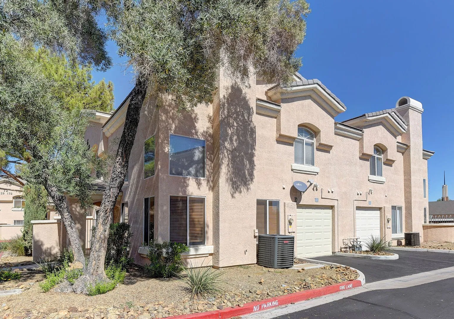 Beautiful 2-story townhouse featuring 2 bedrooms and 2.5 bathrooms in a well-maintained community! — Photo 3