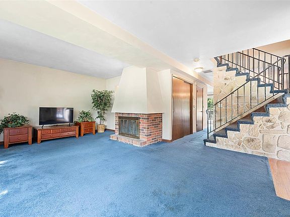 3rd image of 208 Coral Dr