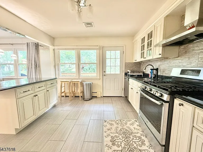 2 Stuart Ct — Photo 5