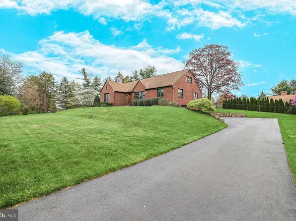 8 Pine Hill Dr, Westminster, MD 21157