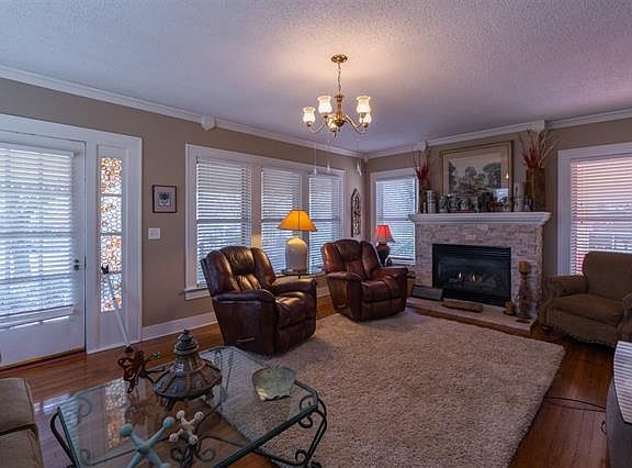 3rd image of 3304 Eastland Ave