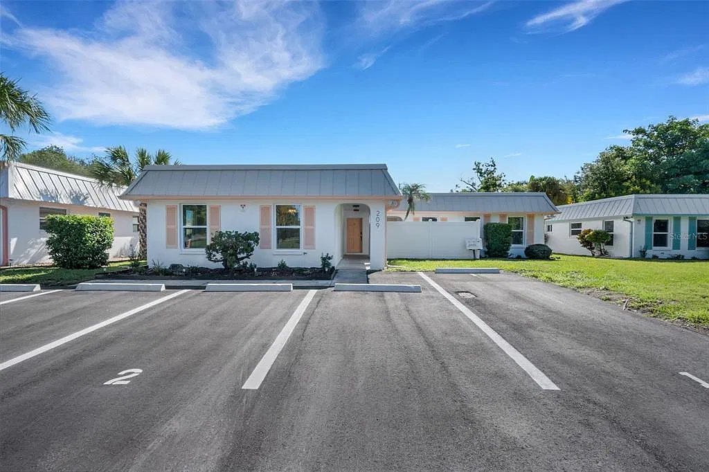 2 bed, 1.0 bath, 1049 sqft, $2,000 — Photo 1