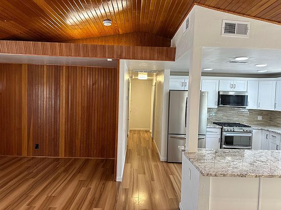 5th image of 2920 Valencia Dr NE