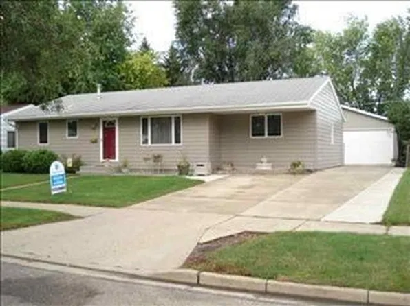 1329 Sunset Blvd, Minot, ND 58703