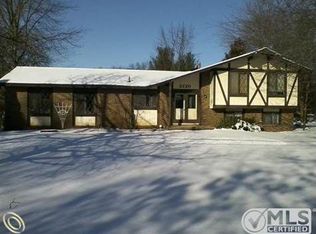 2220 Glen Iris Dr, Commerce Township, MI 48382