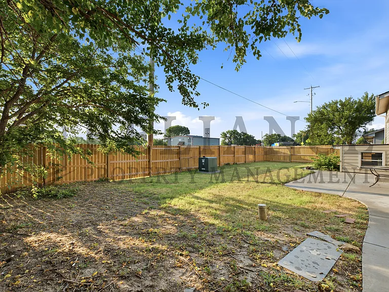 322 S Jonathan St — Photo 5
