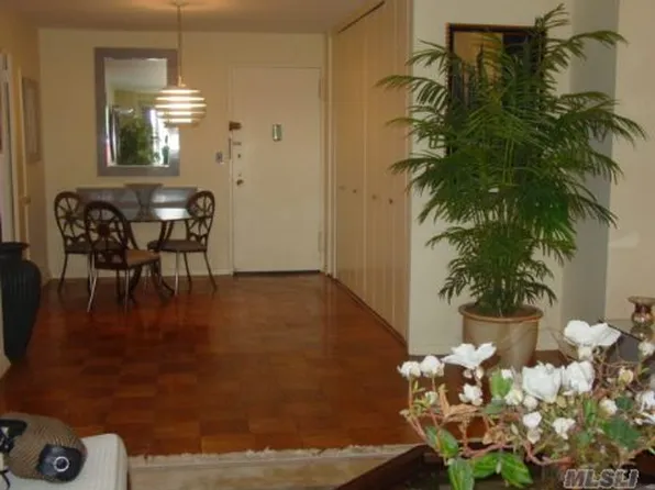 70-25 Yellowstone Boulevard image 1 of 9