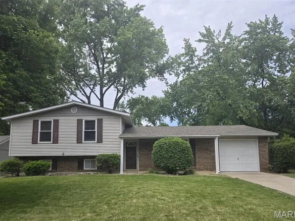15 Creekside Dr, Saint Peters, MO 63376