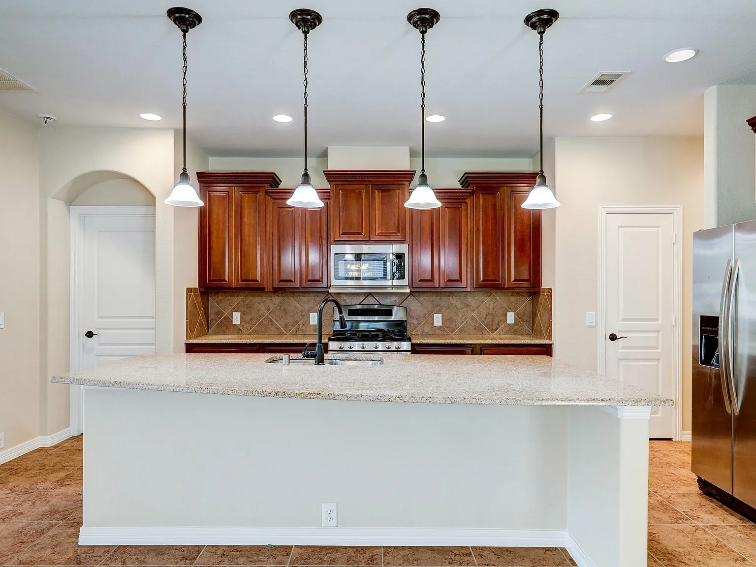 4 bed, 3.0 bath, 2716 sqft, $3,200 — Photo 3