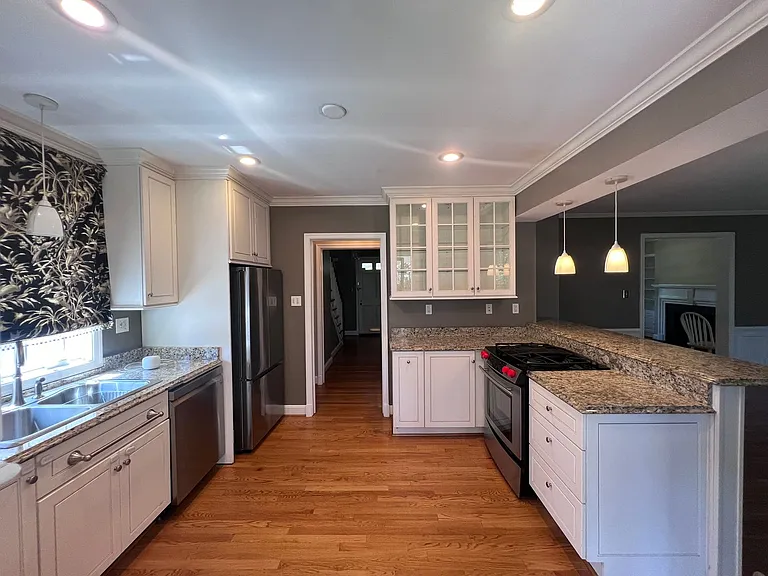 115 E Northern Pkwy — Photo 31