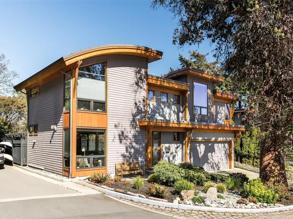 220 Moss Rock Pl, Victoria, BC V8S 1E6