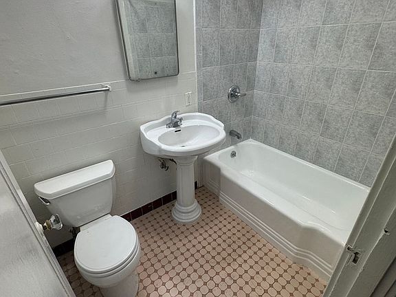4th image of 1870 Washington St #11