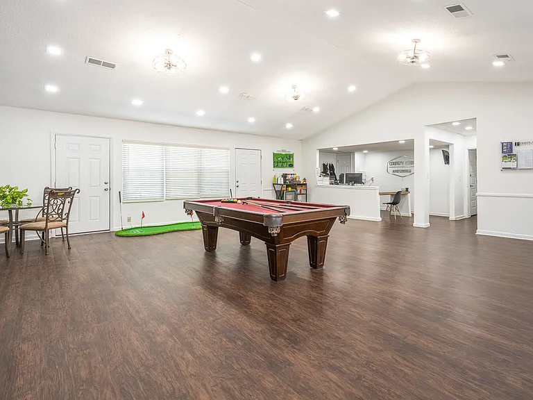 Country Club Apartments — Photo 34