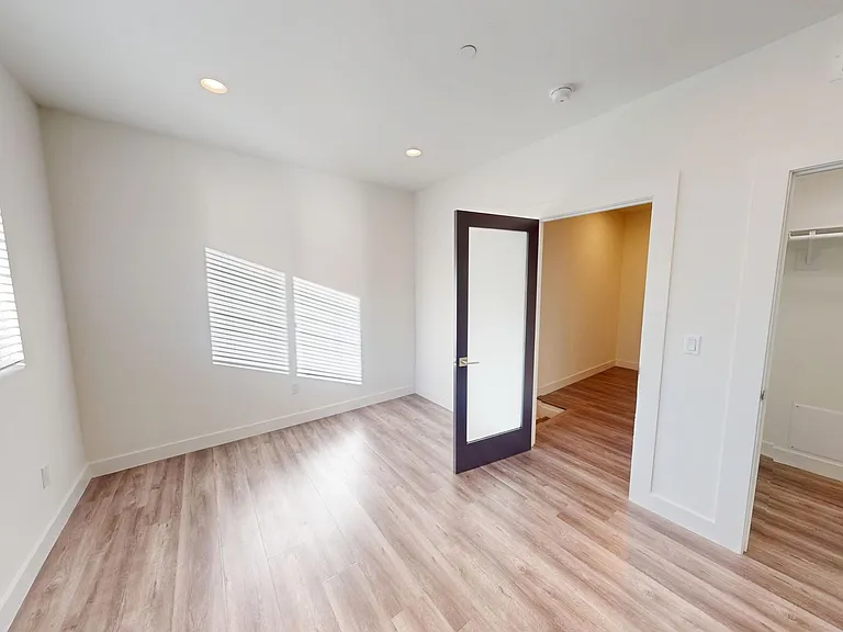 14827 Victory Blvd — Photo 11