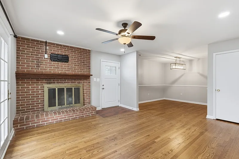 3 bed, 2.0 bath, 1680 sqft, $3,025 — Photo 2