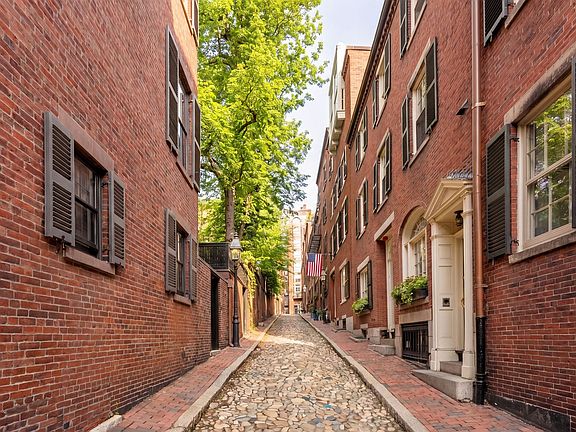 3rd image of 7 Acorn St