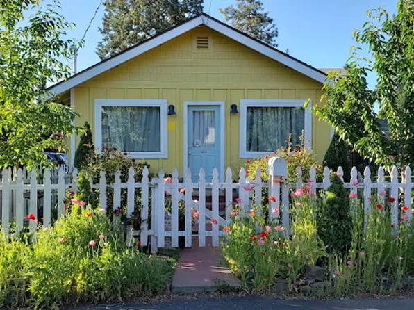 20 NW Hood Pl, Bend, OR 97703