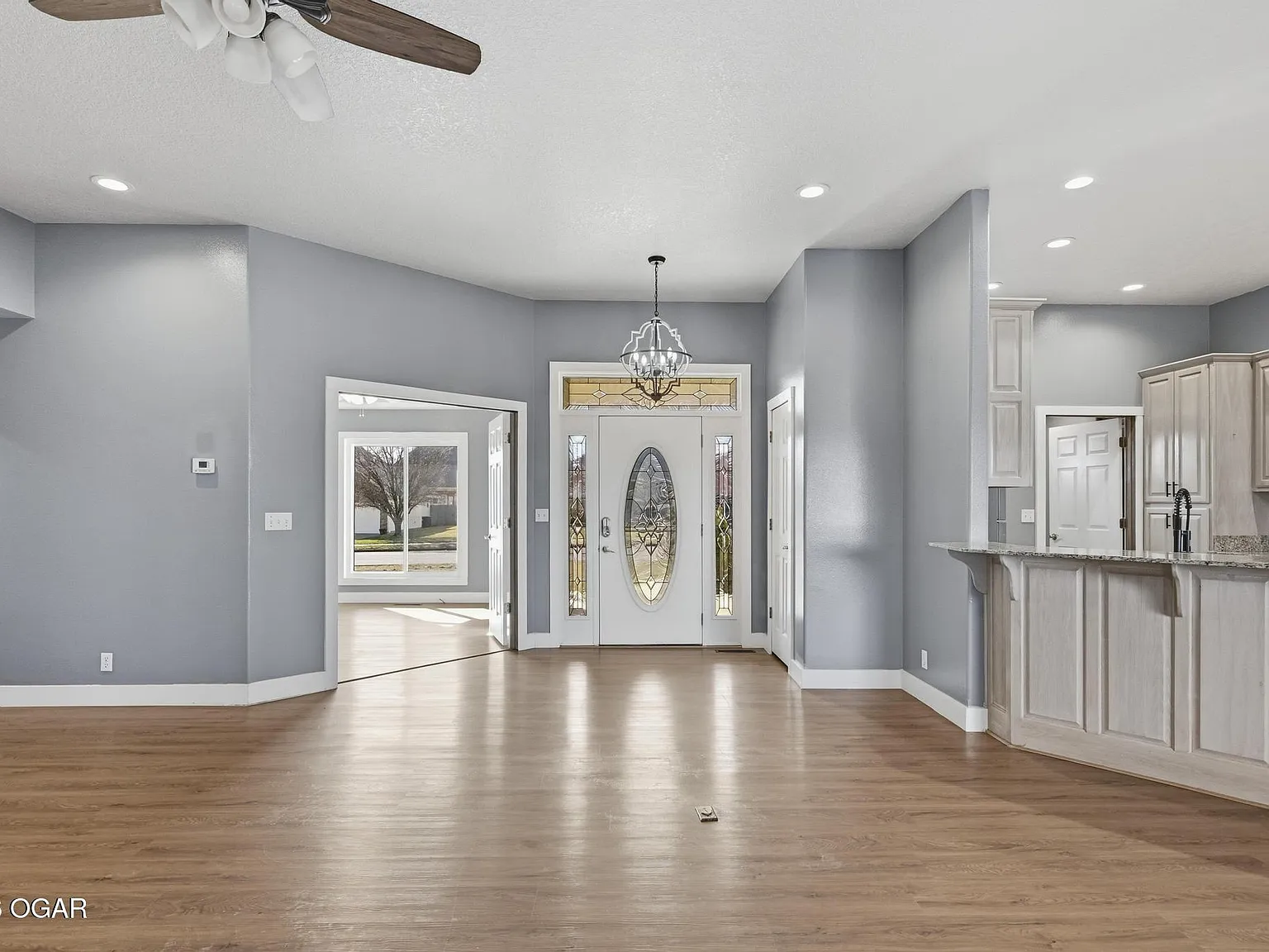 4 bed, 2.0 bath, 2419 sqft, $2,200 — Photo 4