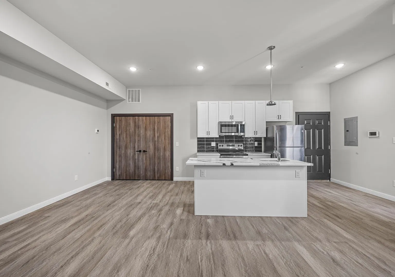 403 N Simpson St — Photo 3