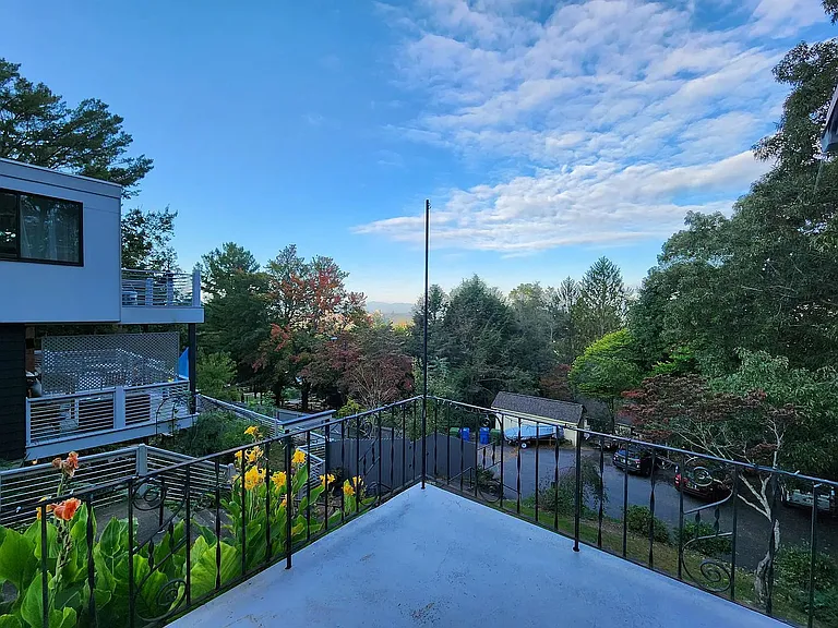 100 Sunset Dr — Photo 1