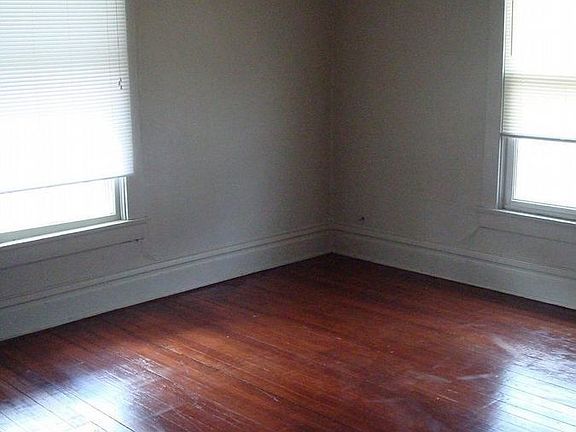 3rd image of 152 N 10th St