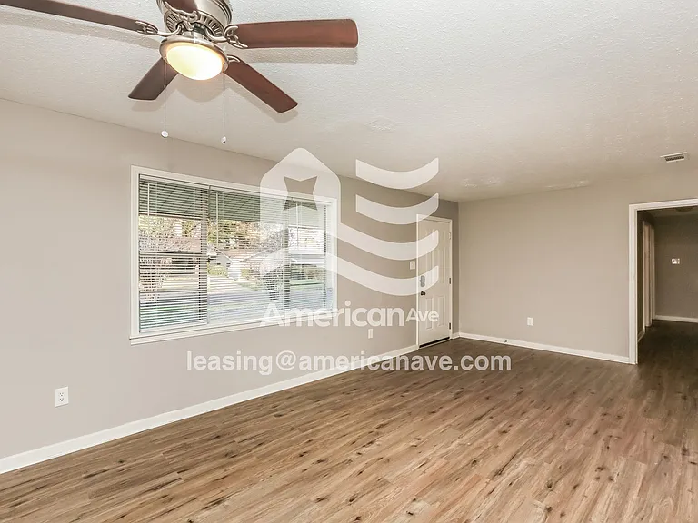 822963_004_wm_-_living_room_13468031.jpg